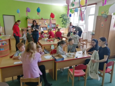 Sluníčka - Tvoření s rodiči, zdobení velikonočních perníčků